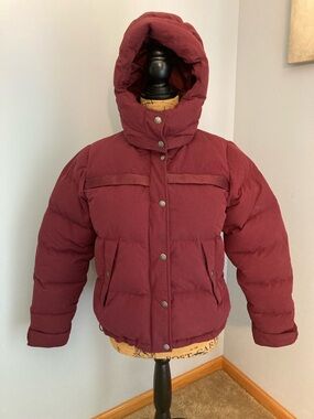 The North Face Hooded Puffer Jacket in Maroon Women Size M